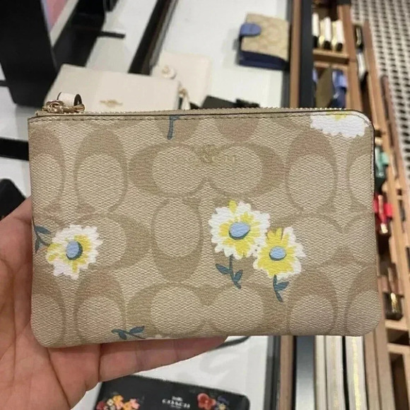 CORNER ZIP WRISTLET IN SIGNATURE CANVAS WITH DAISY - Picture 1 of 8